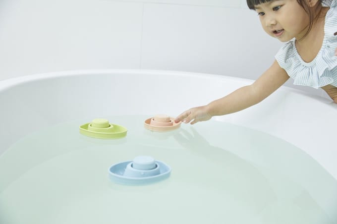 PlanToys Houten Speelgoed Rubber Cabrio Boot-Pastel Oranje.