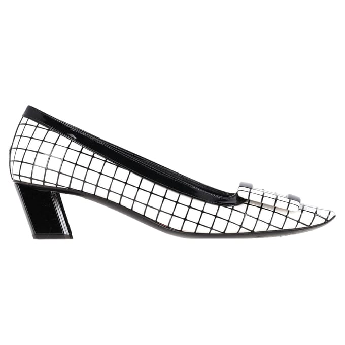 Roger Vivier Belle Vivier Graphic Grid Pumps in Wit Leer