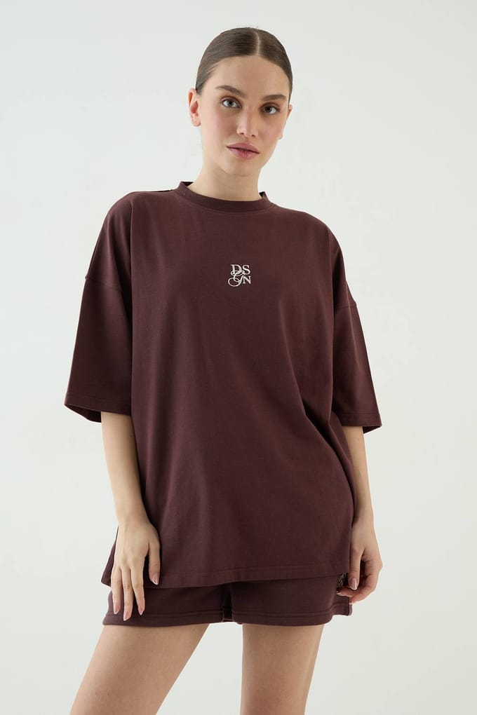 Dames Dsgn Studio T-shirt Met Ronde Hals En Korte Mouwen | Chocoladebruin | Maat: Small