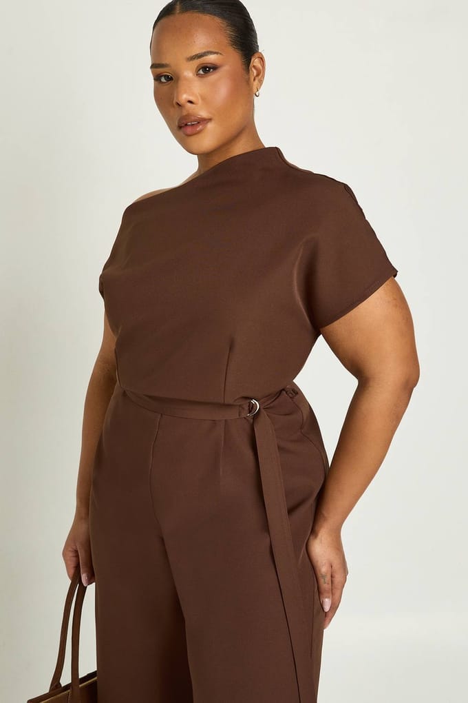 boohoo Dames Plus asymmetrische jumpsuit met riem | Bruin | Maat: 48