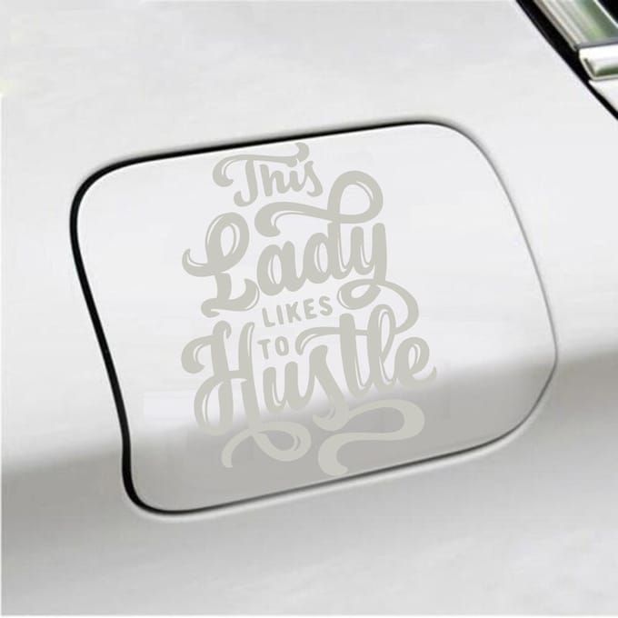 Bumpersticker - This Lady Likes To Hustle - 13,8 X 10,3 - Zilver