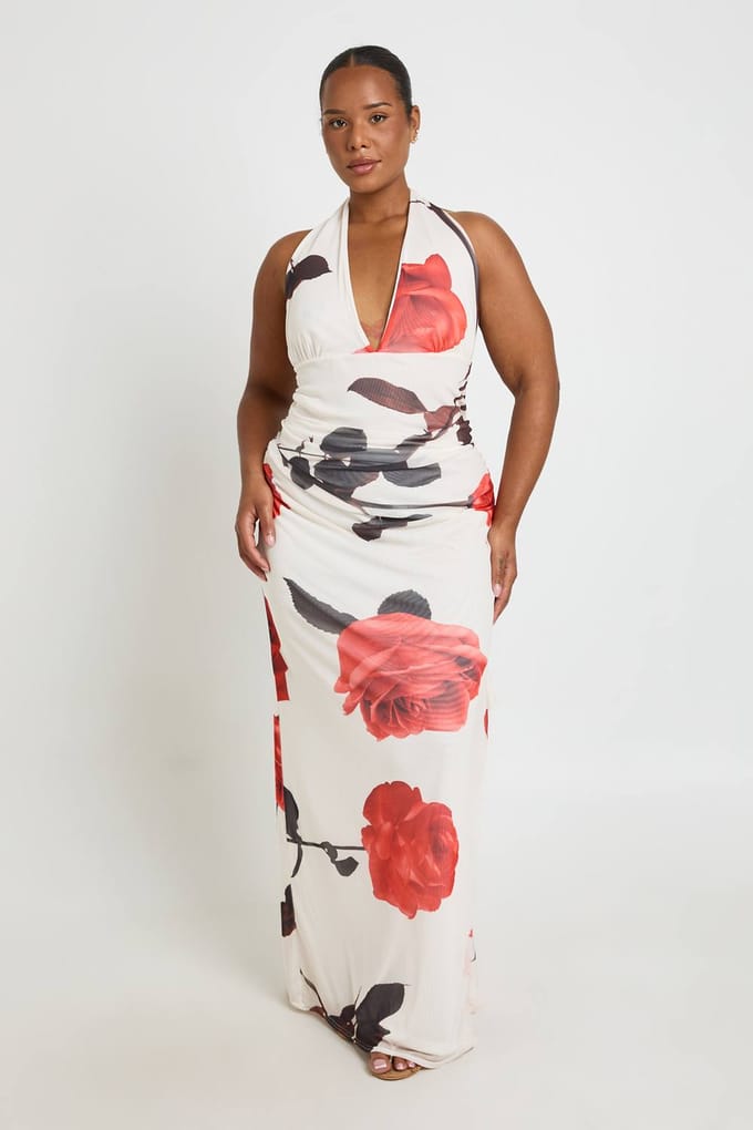 boohoo Dames Plus-size maxi-jurk met roze print, mesh en geraffineerde ruches | Creme | Maat: 52