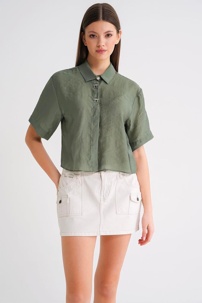 Korte Mouw Crop Shirt met Steenaccessoires