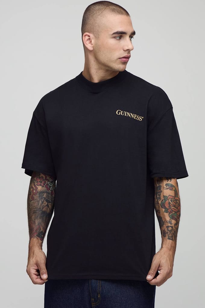 Zwart oversized T-shirt met verlengde hals, met Guinness-licentie bedrukking | Black | Size Small