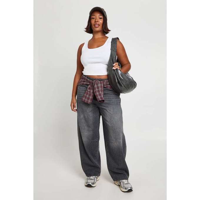 boohoo Dames Plus Mid Waist Barrel Fit Jeans | Washed Black | Maat: 16