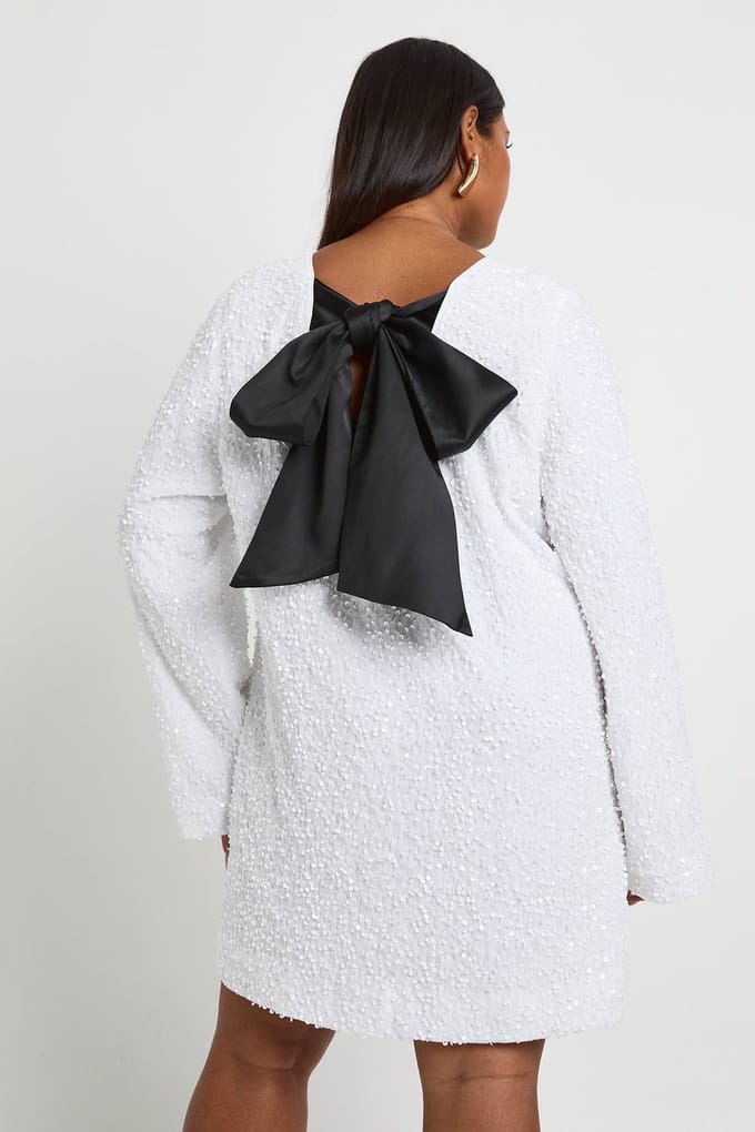 boohoo Dames Plus Pailletten Fluweel Strikrug Shiftjurk | Wit | Maat: 48