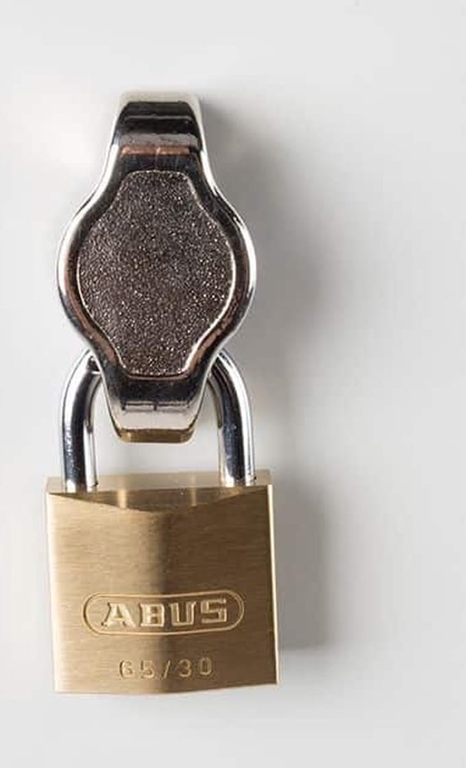 Lockerkast SHC met 5 deuren voorzien van brievensleuf in wit met hangoogsluiting (excl. hangslot)