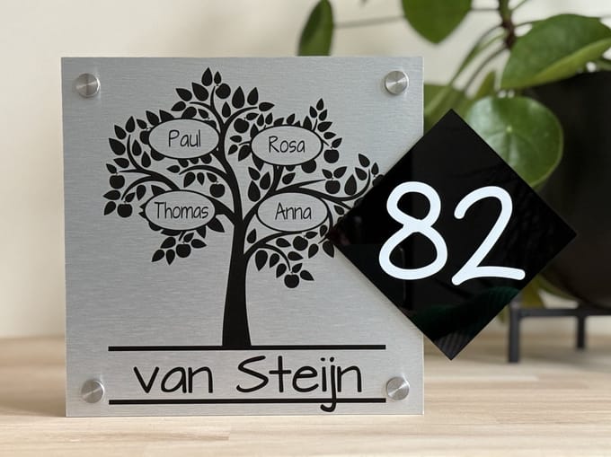 Naambordje voordeur boom met huisnummer rvs look