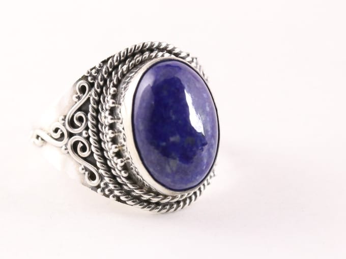 Bewerkte zilveren ring met lapis lazuli - maat 17