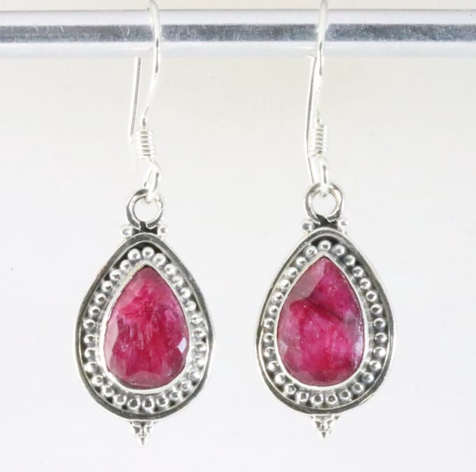 Bewerkte zilveren oorbellen met robijn