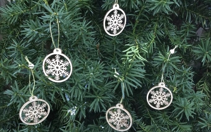 Houten kersthangers - sfeerhanger - sneeuwvlok bruin - set van 5 stuks