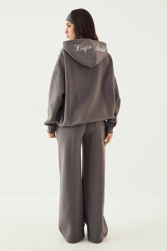 Dames DSGN Studio Script Geborduurd Trainingspak met Capuchon | Houtskool | Maat: 3XL