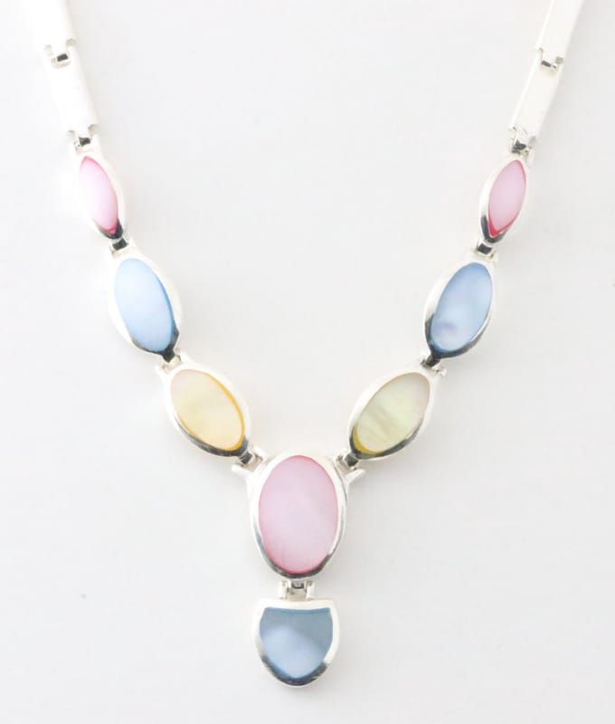Hoogglans zilveren collier met veelkleurige schelp