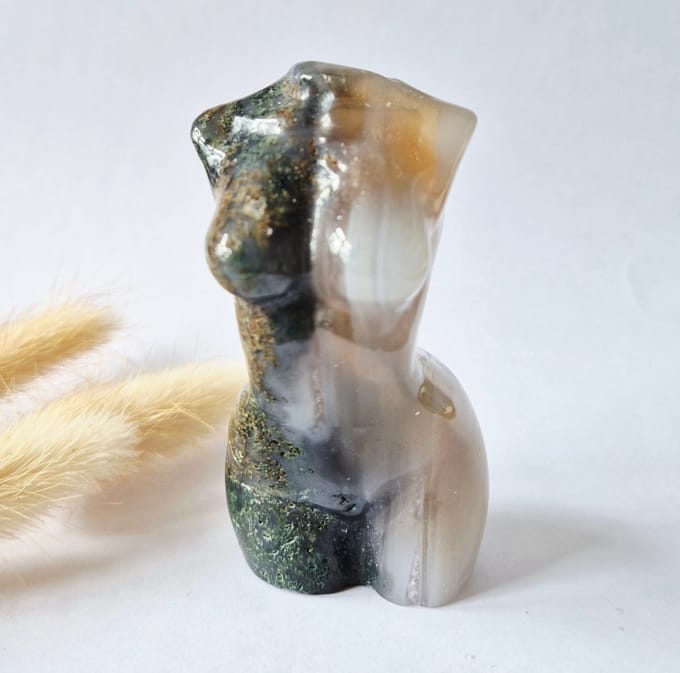 Mosagaat vrouwenbeeldje 8 cm (#24) – handgeslepen edelsteen carving