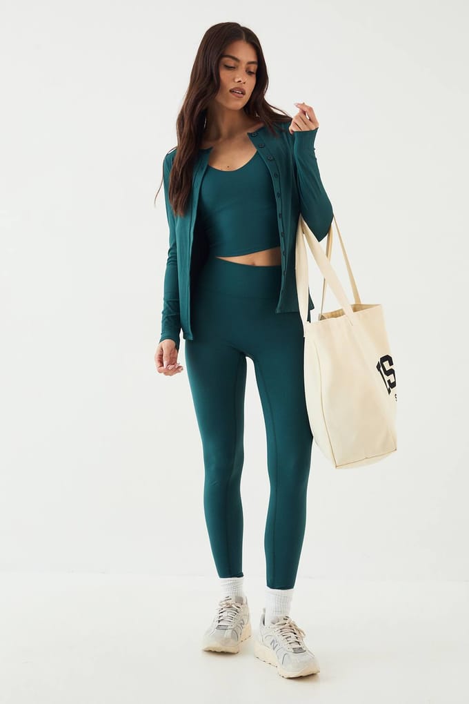 Dames DSGN Studio Ultra Sculpt Geribbelde Doorknoop Top met Lange Mouwen | Pine | Maat: Medium