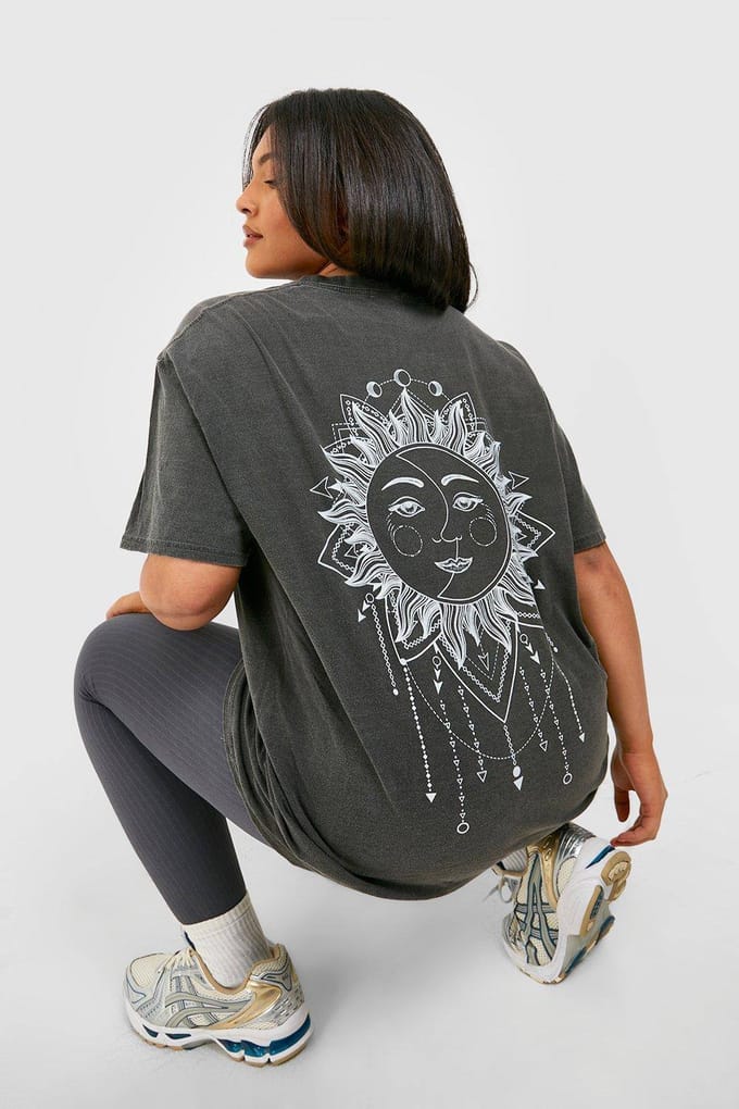 boohoo Dames Plus Oversized Overdye Celestial Back Print T-shirt | Houtskool | Maat: 54