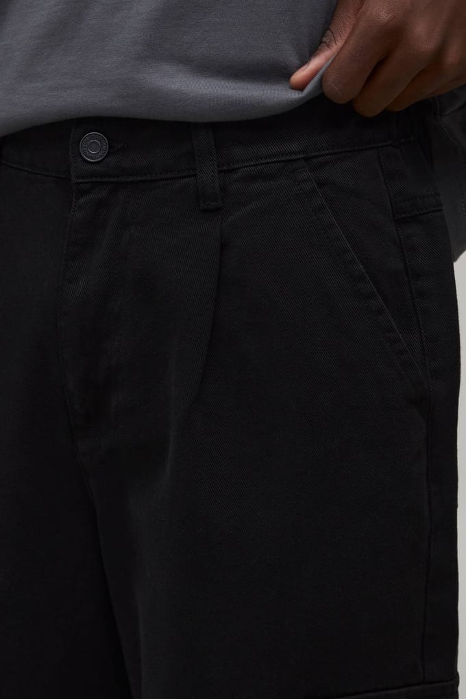 Broek met brede pasvorm, half & half tailleband, cargozakken en gewassen twill | Black | Size Medium
