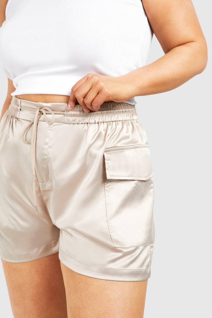 boohoo Dames Plus Satijn Cargo Utility Shorts | Creme | Maat: 56