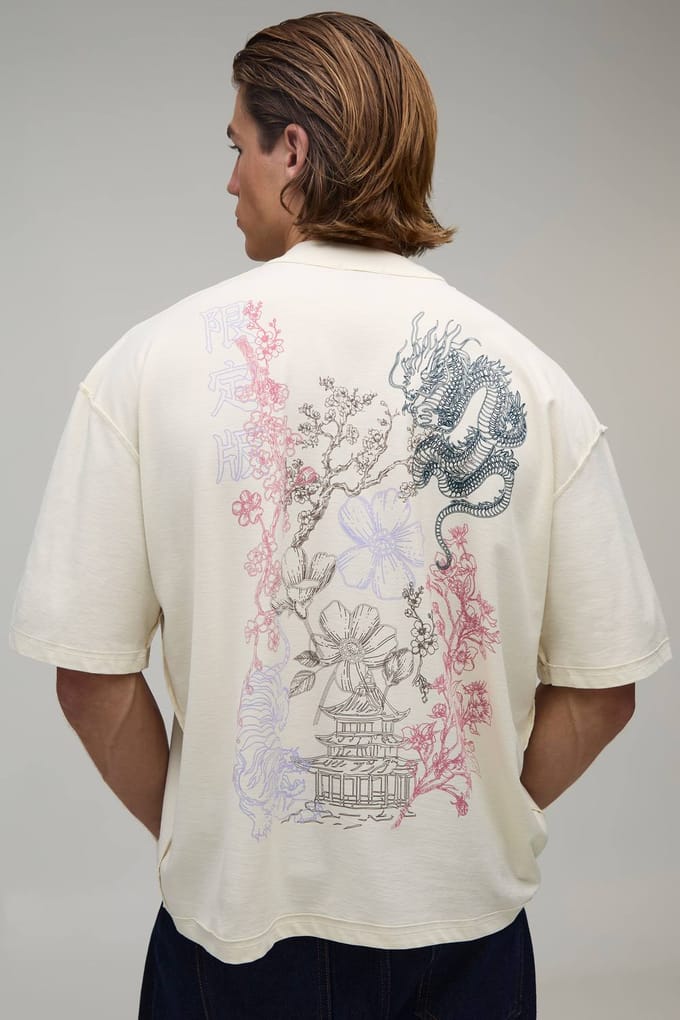 Ecru Oversized Boxy T-shirt Met Drakenprint En Zichtbare Naden | Size Medium