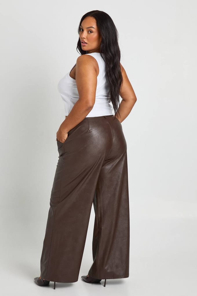 boohoo Dames Plus Broek met wijde pijpen van nepleer | Chocolate | Maat: 24