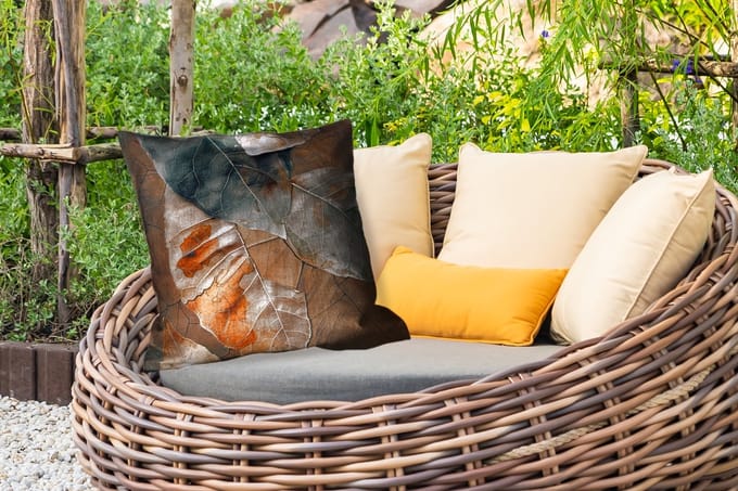 Sierkussen Buiten - Bladeren - Bruin - Herfst - Natuur - 60x60 cm - Weerbestendig