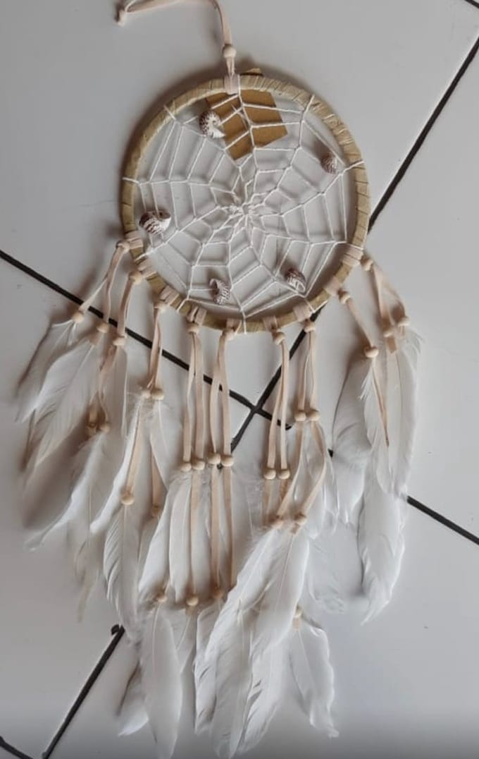 Dromenvanger nepleer + kraal witveer schelpjes zonder kleintjes ±22cm