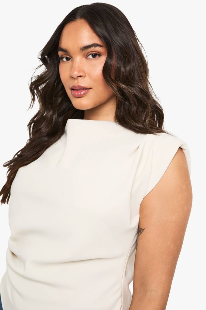boohoo Dames Plus Blouse met Geplooide Schouderpad en Asymmetrisch Design | Ecru | Maat: 52