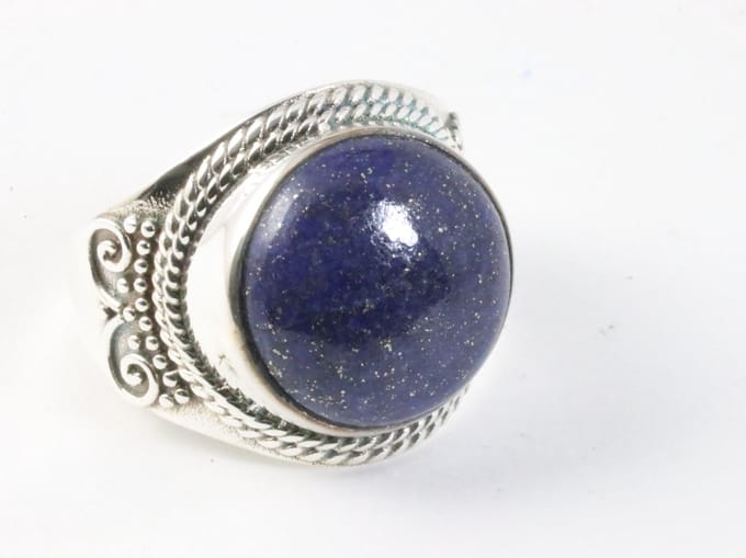 Zware bewerkte zilveren ring met lapis lazuli - maat 19