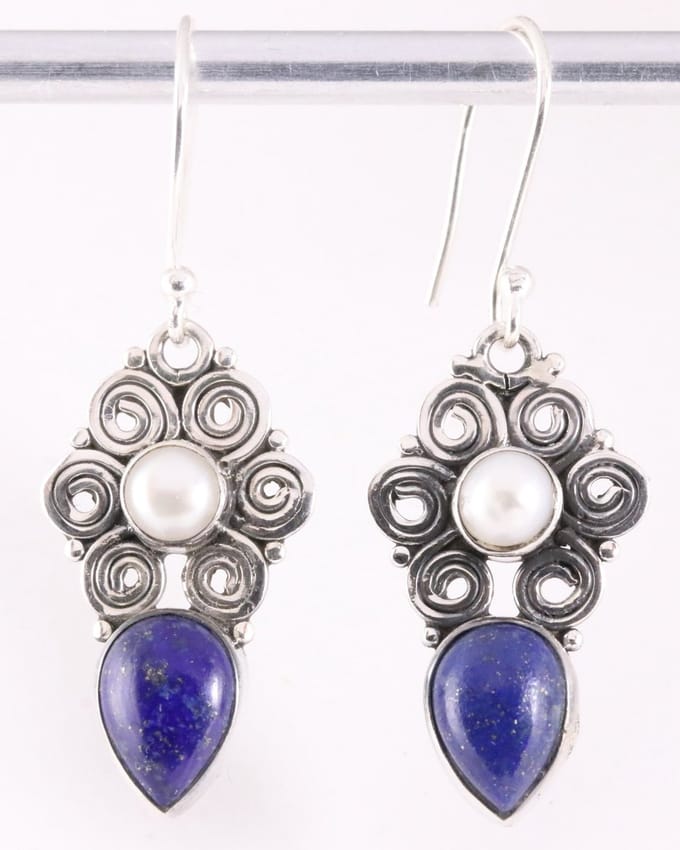 Bewerkte zilveren oorbellen met lapis lazuli en parel