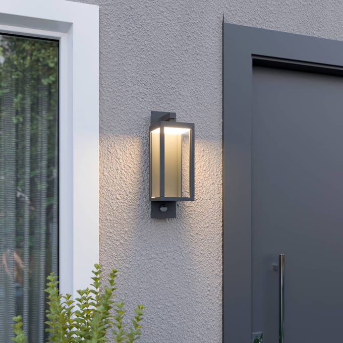 Lucande LED buiten wandlamp Ferdinand, sensor, donkergrijs