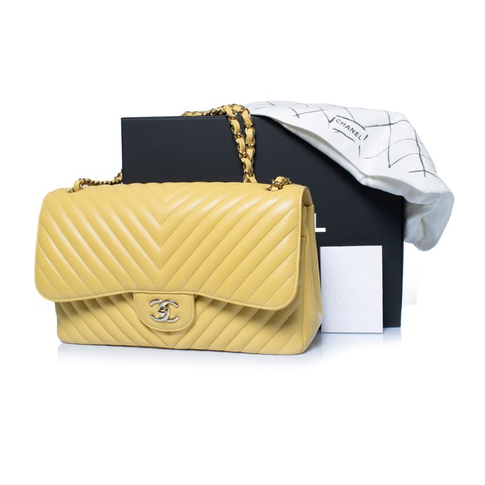Chanel Jumbo kleptas van lamsleer met chevronpatroon, geel