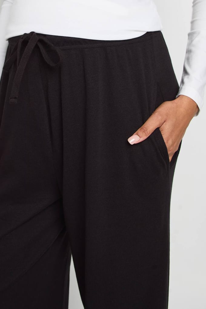 boohoo Dames Zwangerschapsbasic geribbelde wijde pijpbroek | Zwart | Maat: 44
