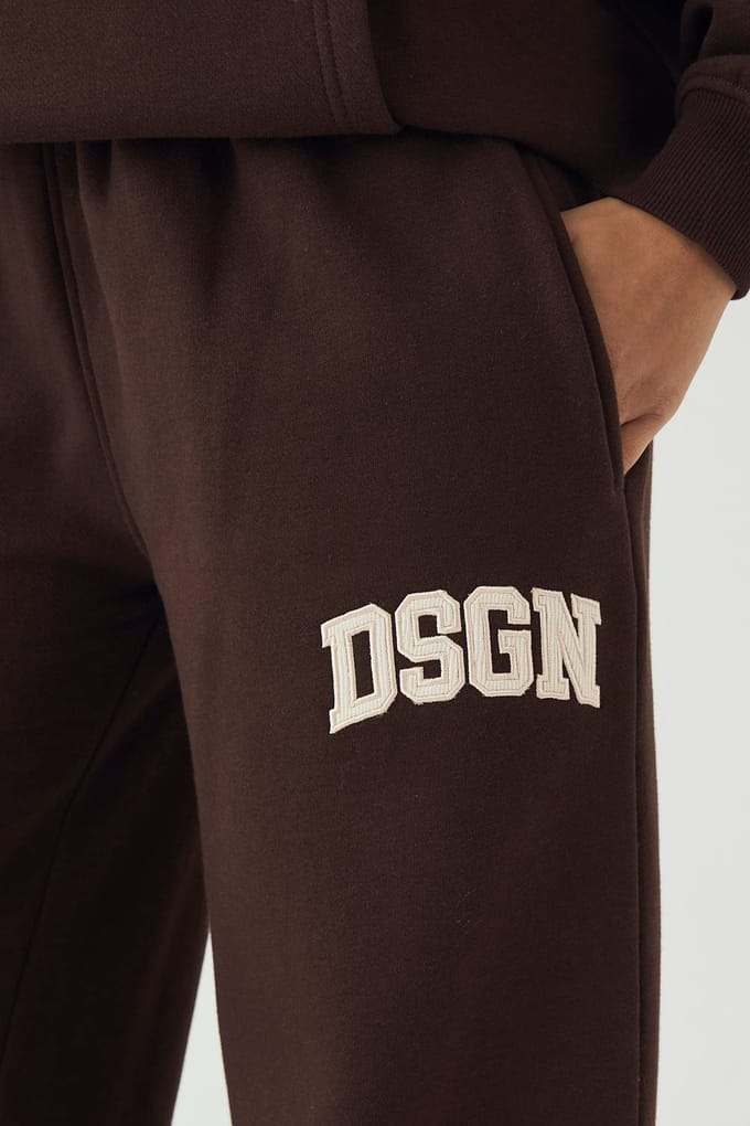 Dames DSGN Studio Cord Applique Rechte Pijp Jogger | Dark Chocolate | Maat: 3XL
