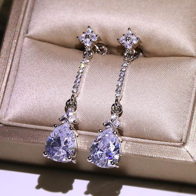 Les bijoux scintillent avec des gouttes d'eau de zircon blanc 5A gray