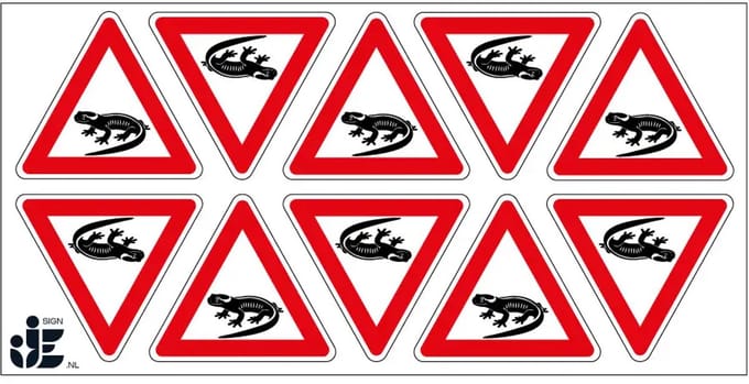 Pas op overstekende salamanders sticker | 5 cm - 10 stuks per vel