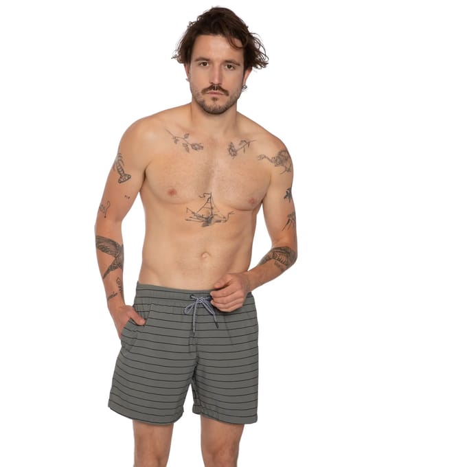 Strand shorts Protest Sharif