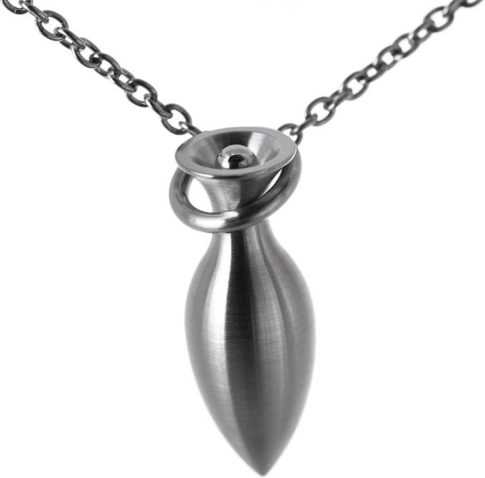 Ashanger edelstaal, model Amphora. Hier afgebeeld aan edelstalen schakel collier van Nobel Memoria.