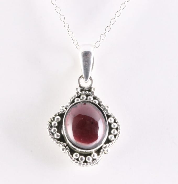 Bewerkte zilveren hanger met granaat aan ketting