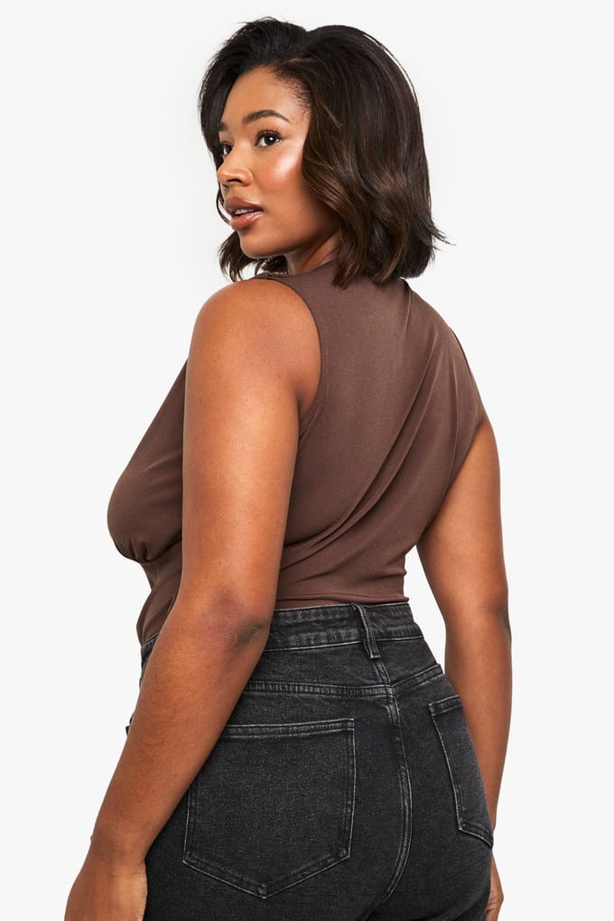 boohoo Dames Plus Bodysuit met diepe V-hals en gerafelde details | Chocolate | Maat: 28