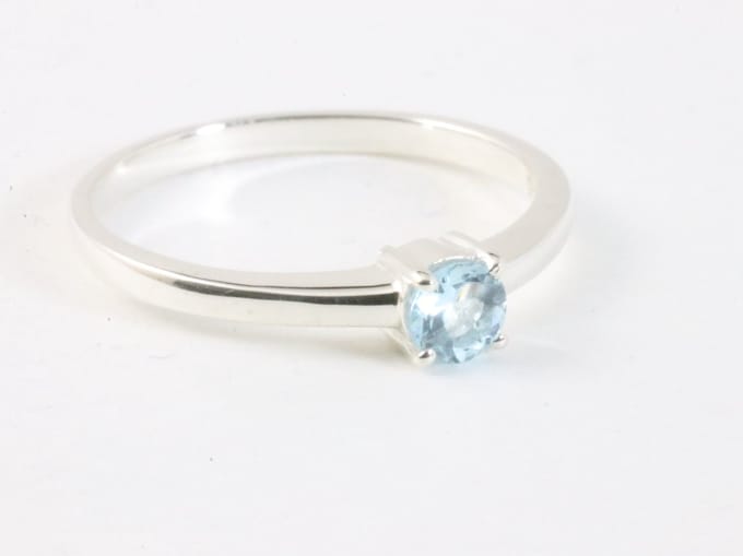 Fijne hoogglans zilveren ring met blauwe topaas - maat 17