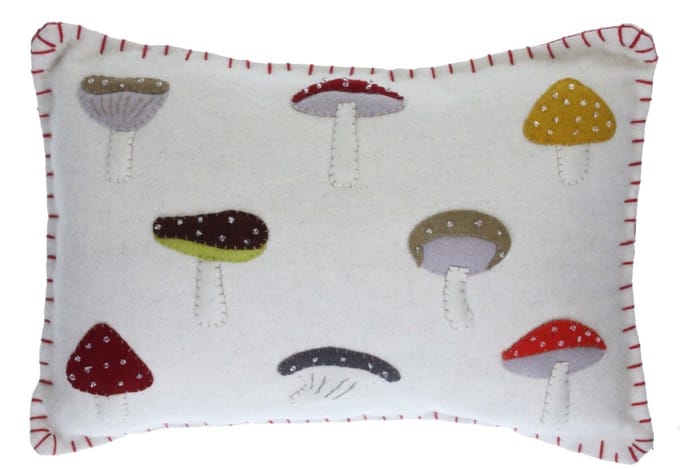 Kussen paddestoelen multi.klr, vilt incl. vulling 25x5x20cm