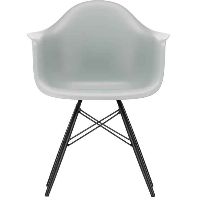 Vitra DAW Eames Plastic Armchair - lichtgrijs RE - esdoorn zwart