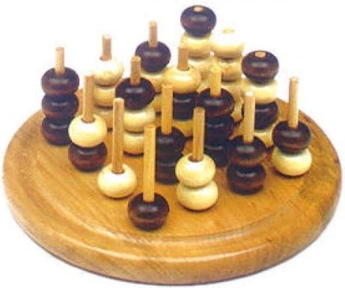 Molenspel TicTacToe 3 D. hout blank/bruin gelakt rond