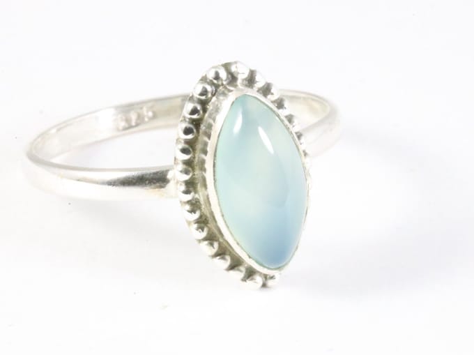 Fijne bewerkte zilveren ring met aqua chalcedoon - maat 17