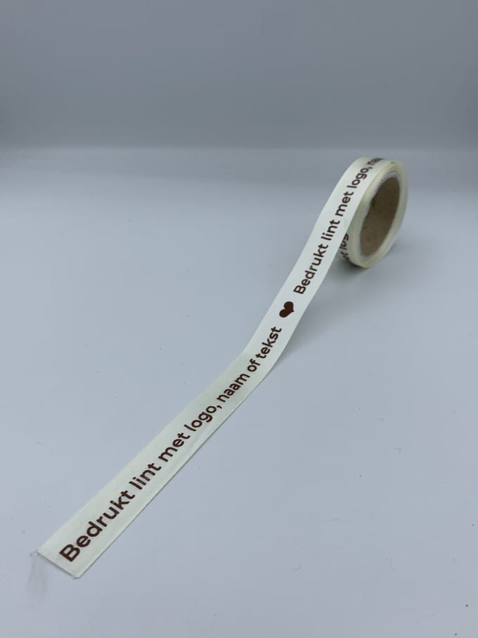Bedrukt Wit Satijnen Lint - Bruine Tekst - 400 meter - 15mm - eigen tekst - eigen logo - chique inpakken