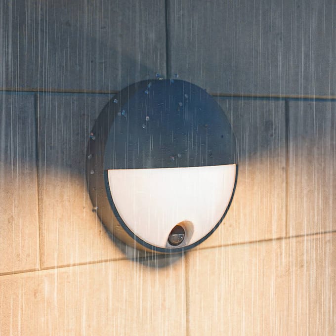 Philips Capricorn Wandlamp - Buitenverlichting met Bewegingssensor - Weerbestendig: IP44 - Warmwit licht: 2700K - Antraciet