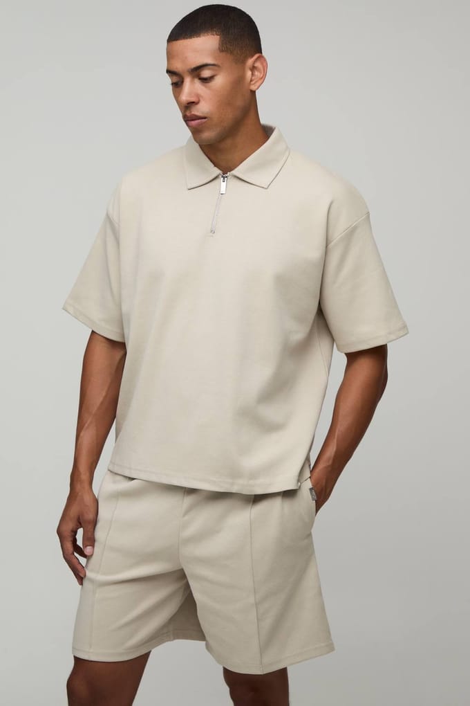 Oversized Boxy Interlock Polo Met Korte Mouwen En Pintuck Short Set | Stone | Size Large