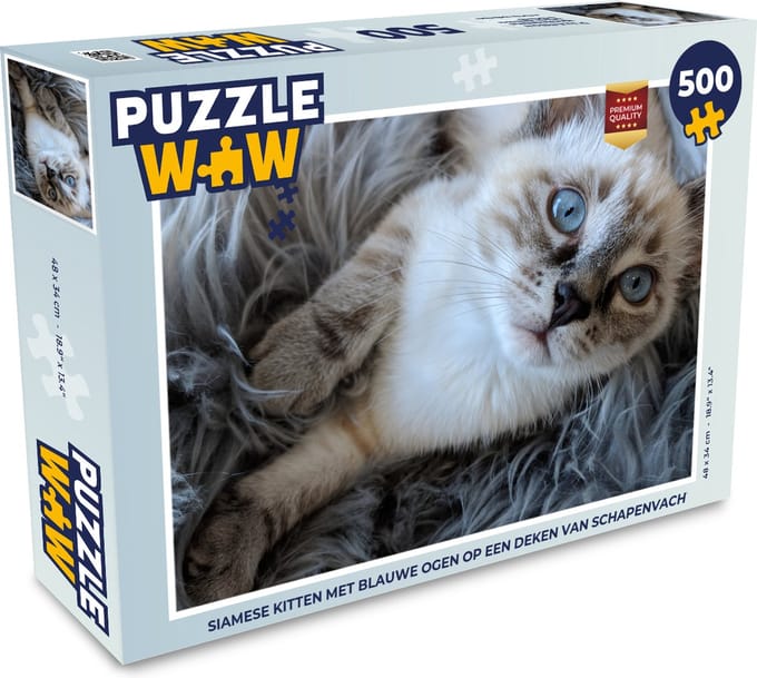 Puzzel Siamese kitten met blauwe ogen op een deken van schapenvacht - Legpuzzel - Puzzel 500 stukjes
