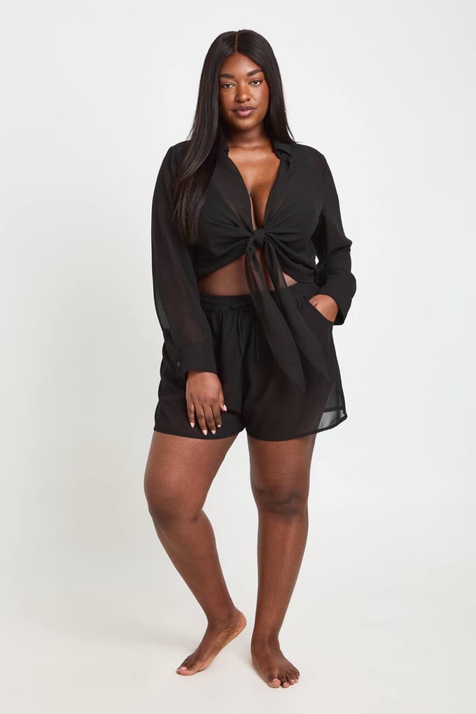 boohoo Dames Plus Chiffon Strandshort | Black | Maat: 26