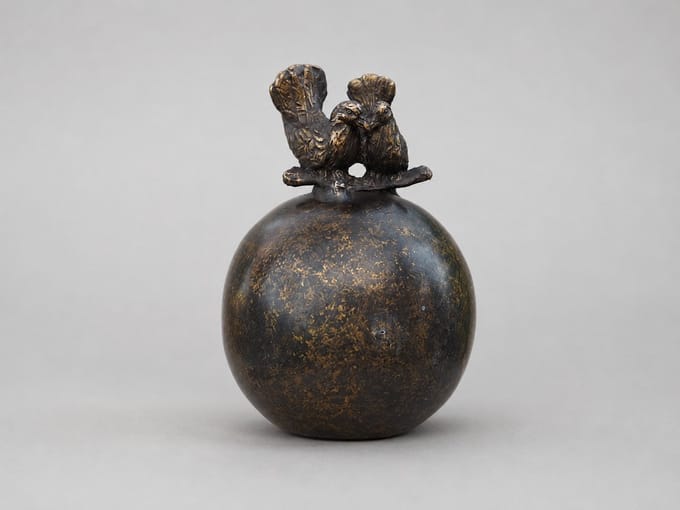 Decoratief Beeld - Bronzen Beelden: Urne Met Duiven - Kunststof - Bronzart - Multicolor - 6 X 8 Cm
